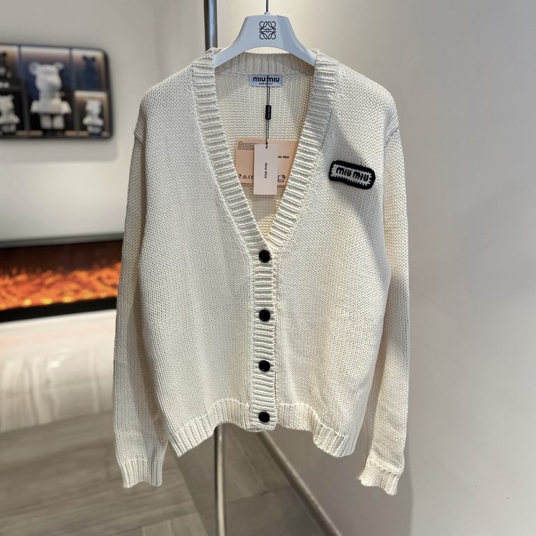 300  (size M25)MIU MIU's hottest cream collegiate knit cardigan this yearSize S M LThe perfect blend of elegance and comfortMiuMiu women's knitted cardigan is made of cotton blend fabric, warm and light, showing elegant 