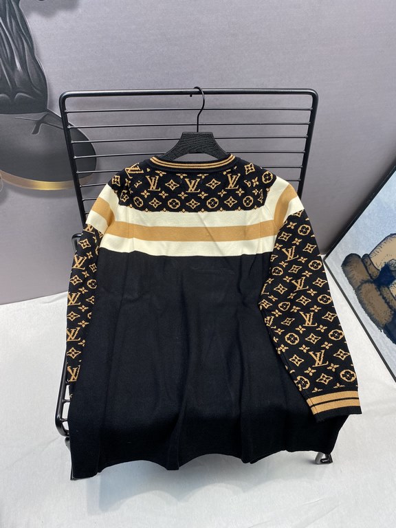 225 LV Louis Vuitton Exclusive FallWinter Old Flower Logo Knit Cardigan JacketElegant this piece is also cardigan This small cardigan casually collocation do not too absolute son The use of wool blended delicate fabric w