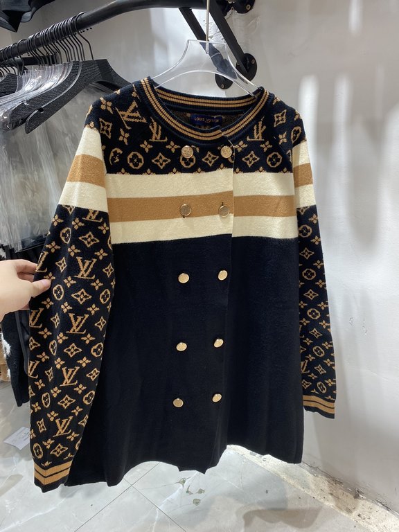 225 LV Louis Vuitton Exclusive FallWinter Old Flower Logo Knit Cardigan JacketElegant this piece is also cardigan This small cardigan casually collocation do not too absolute son The use of wool blended delicate fabric w