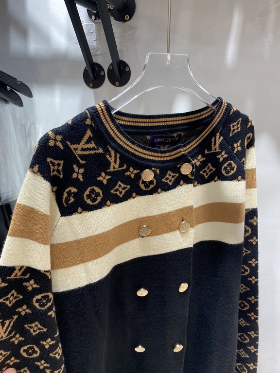 225 LV Louis Vuitton Exclusive FallWinter Old Flower Logo Knit Cardigan JacketElegant this piece is also cardigan This small cardigan casually collocation do not too absolute son The use of wool blended delicate fabric w