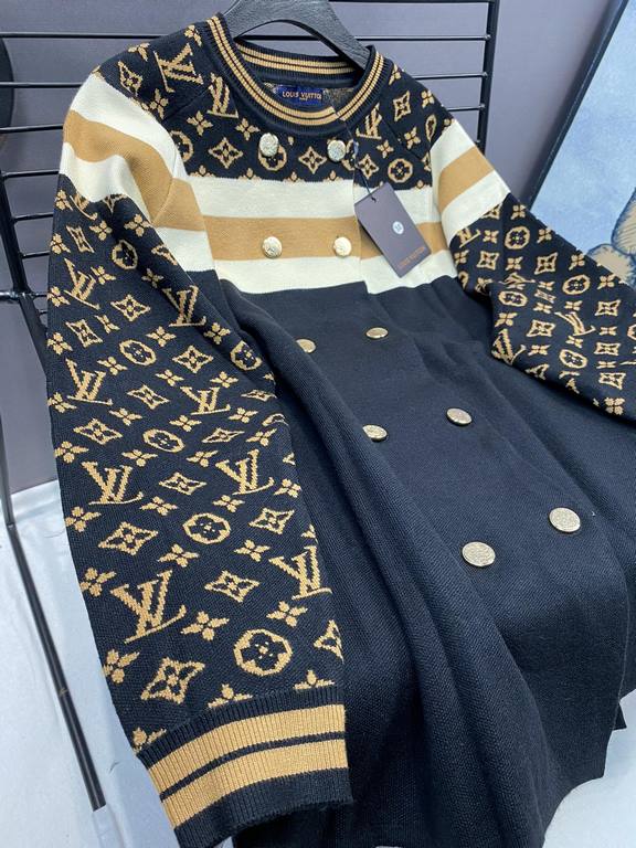 225 LV Louis Vuitton Exclusive FallWinter Old Flower Logo Knit Cardigan JacketElegant this piece is also cardigan This small cardigan casually collocation do not too absolute son The use of wool blended delicate fabric w