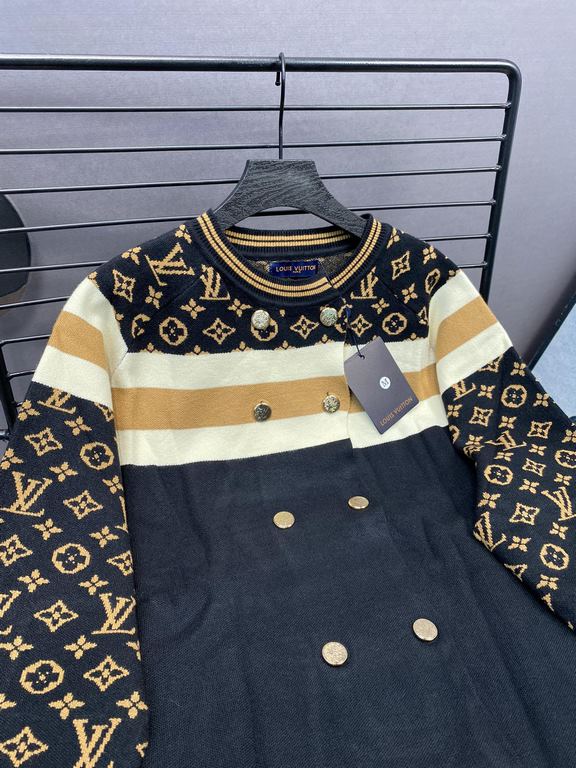 225 LV Louis Vuitton Exclusive FallWinter Old Flower Logo Knit Cardigan JacketElegant this piece is also cardigan This small cardigan casually collocation do not too absolute son The use of wool blended delicate fabric w