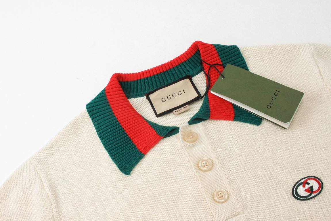 Gucci 2024SS New Chest Double G Knit Lapel Short Sleeve Polo ShirtIvory cotton jersey, red and blue appliqués, interlocking double G embroidered appliqués, webbed lapel, button front, dolman sleeves, ribbed edgingIvory, 