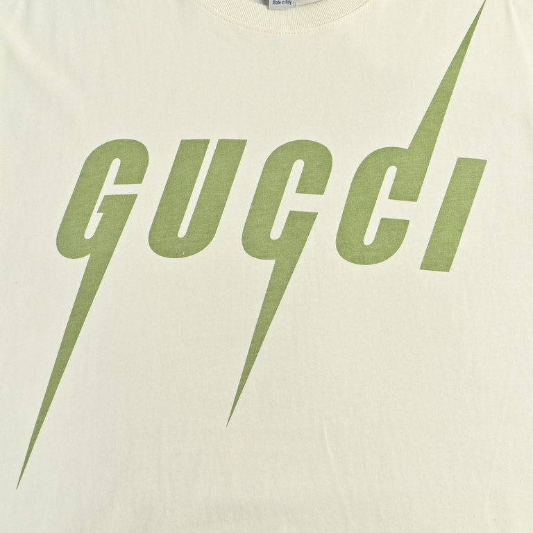 GucciGucci 23ss Green Lightning Blade Print Short SleevesSuper invincible good-looking models, clean and fresh grass green pattern with lightning blade fashion elements, full of youthful vitality Randomly on the body are