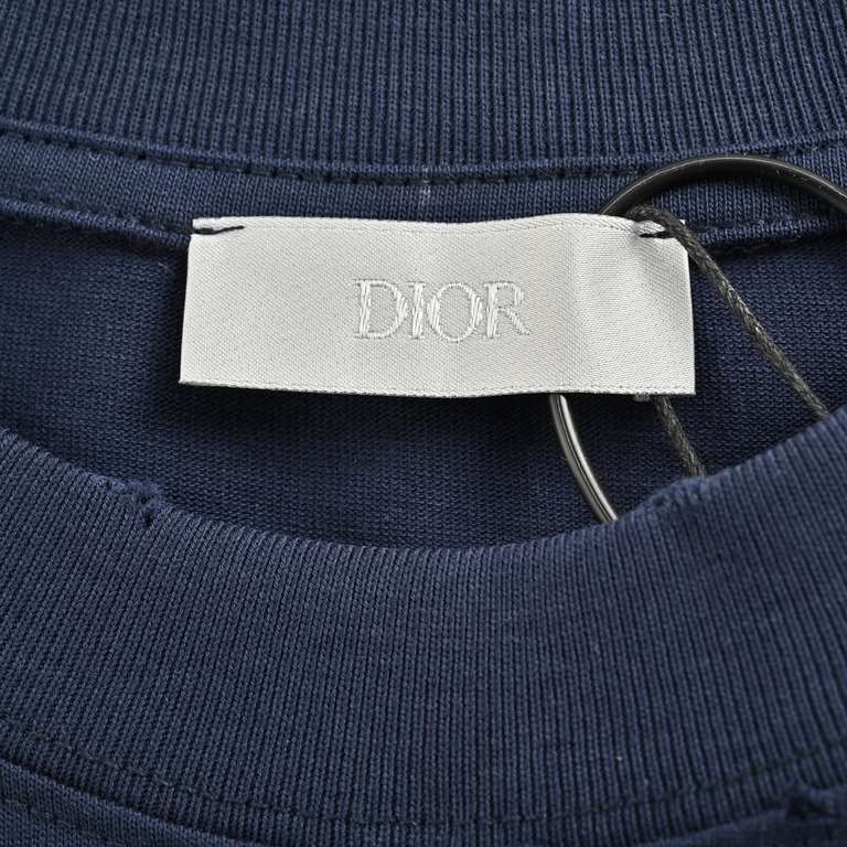 DiorDior 24ss Large Letter Logo Printed Plunger Sleeve Short SleeveMade of 21 count double combed compact spinning yarn, using imported anti-fade reactive dyes to board fixed dyeing color blue. Jacquard ribbed horizontal