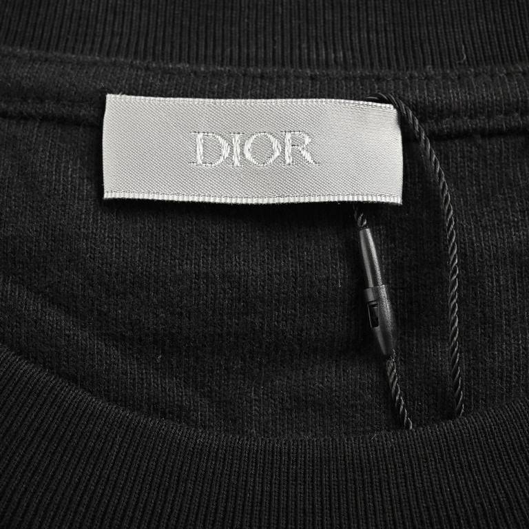 DiorDior Aged Monogram Print Short SleeveCrafted from cotton bamboo plain knit cotton, the specific fabric has been thickened compared to the summer pieces. The chest is adorned with a Christian Dior Couture print for an