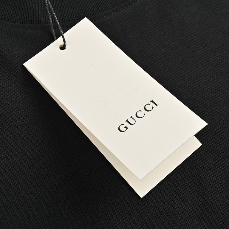 GucciGucci 24ss 1921 Collection Printed Logo Short SleeveCustom weaving and dyeing 260 grams of imported original fabrics, with 32 count 1 x 1 cotton cover silk rib.Fabrics, ribbing the same cylinder without color differ