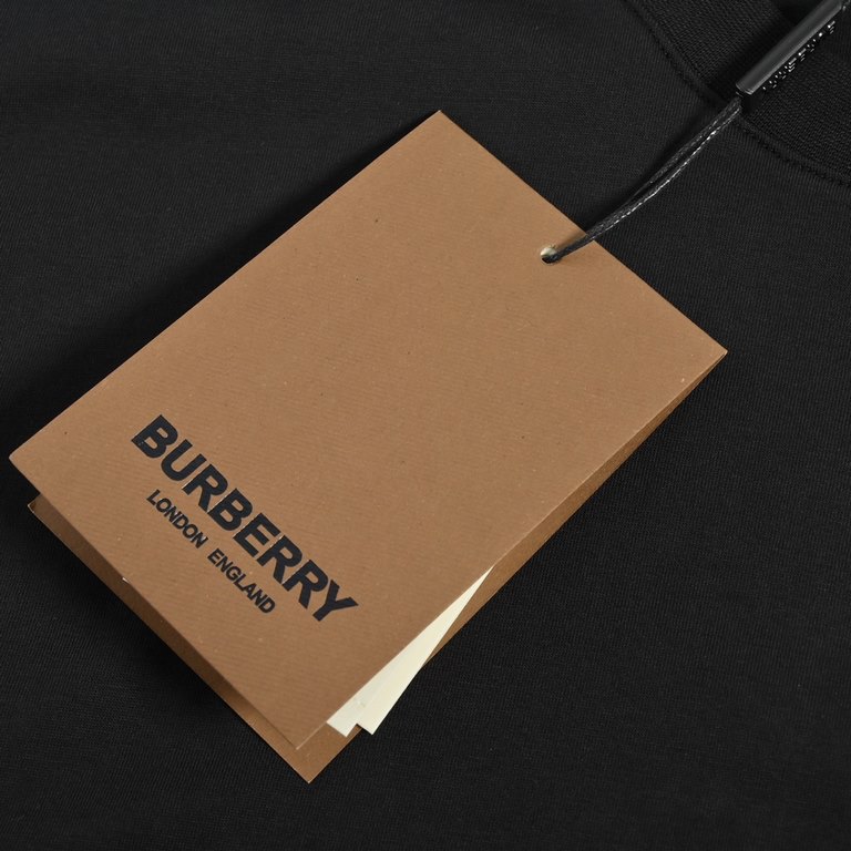 BurberryBurberry 22ss Embossed Gum Lettered Slogan Short SleeveMade of 50S double strand full mercerized cotton fabric, 2×2 combed cotton compact spun thread, collar and shoulder double needle walking thread work. Custom