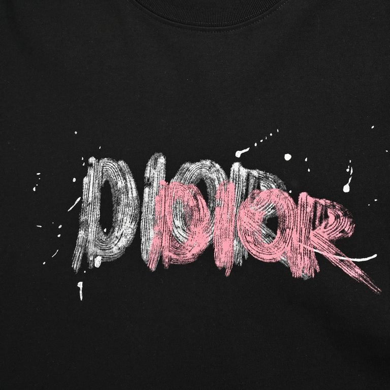 DiorDior 24ss Hand Painted Graffiti Letter Print Short Sleeve280 grams of double yarn fabric with super soft and comfortable handfeel, combining casual style with modern style. Carefully crafted from 100% cotton, this fr