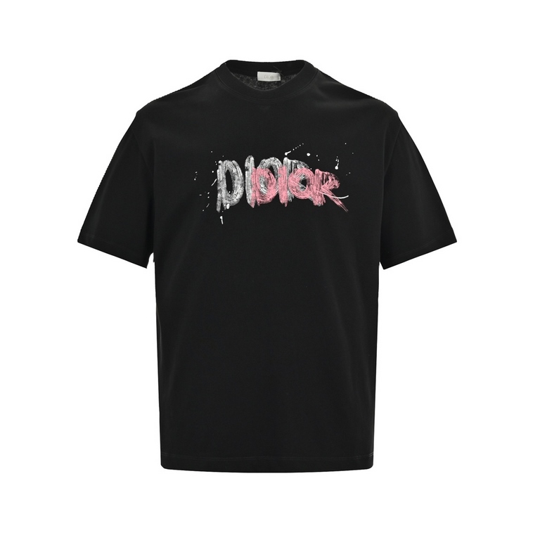 DiorDior 24ss Hand Painted Graffiti Letter Print Short Sleeve280 grams of double yarn fabric with super soft and comfortable handfeel, combining casual style with modern style. Carefully crafted from 100% cotton, this fr