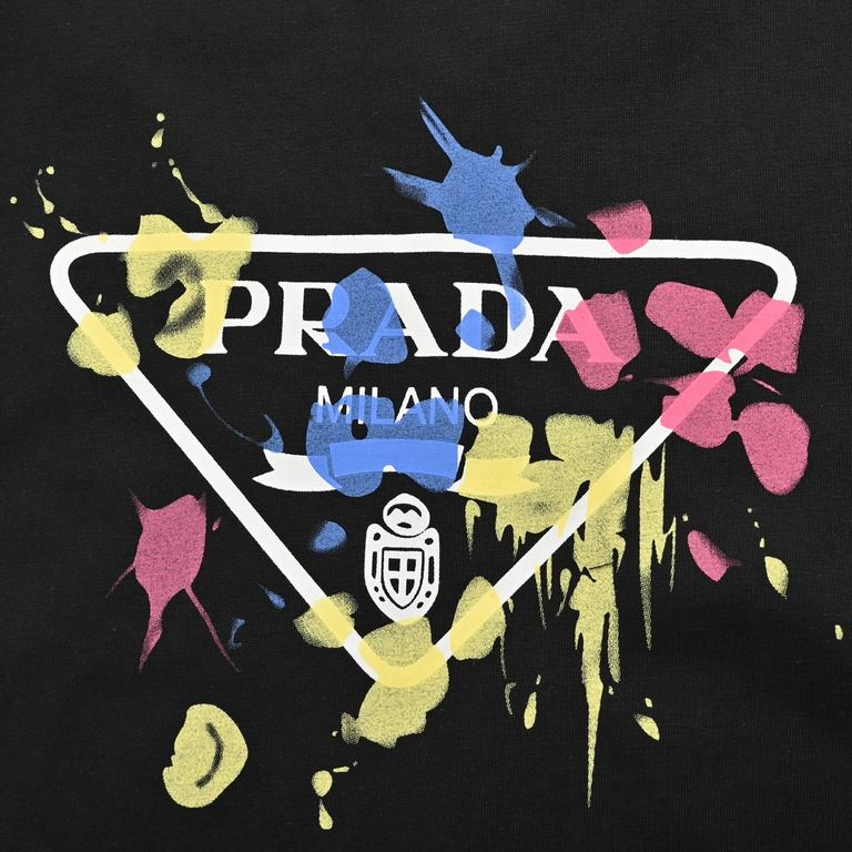 PradaPrada 24ss Colorful Graffiti Triangle Label Print Short SleeveMade of 260g double yarn cotton fabric, 280g weight after washing.Pair it with sneakers for a fresh and cozy look that's perfect for shopping and dating.