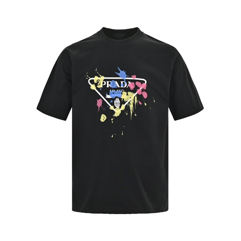 PradaPrada 24ss Colorful Graffiti Triangle Label Print Short SleeveMade of 260g double yarn cotton fabric, 280g weight after washing.Pair it with sneakers for a fresh and cozy look that's perfect for shopping and dating.