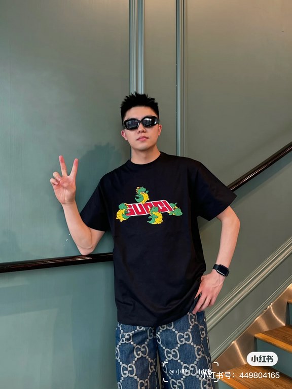 #The upper body effect#GucciSummer new, the year of the dragon limited to small dinosaurs letters logo print round neck short sleeve T-shirt, the year of the dragon as the theme of good luck, the front decorated with Guc