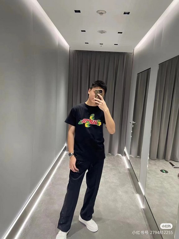 #The upper body effect#GucciSummer new, the year of the dragon limited to small dinosaurs letters logo print round neck short sleeve T-shirt, the year of the dragon as the theme of good luck, the front decorated with Guc