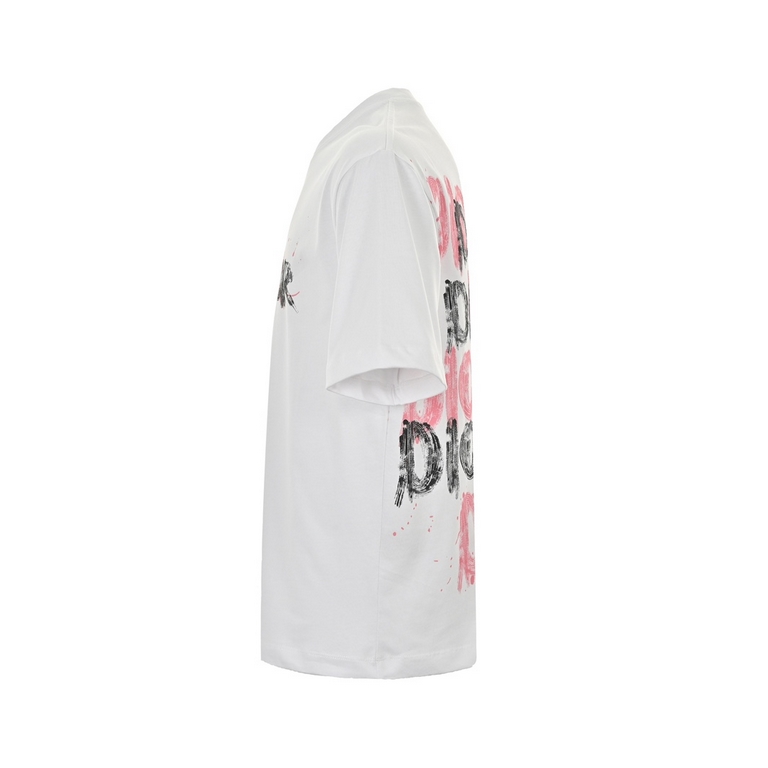 DiorDior 24ss Hand Painted Graffiti Letter Print Short Sleeve280 grams of double yarn fabric with super soft and comfortable handfeel, combining casual style with modern style. Carefully crafted from 100% cotton, this fr