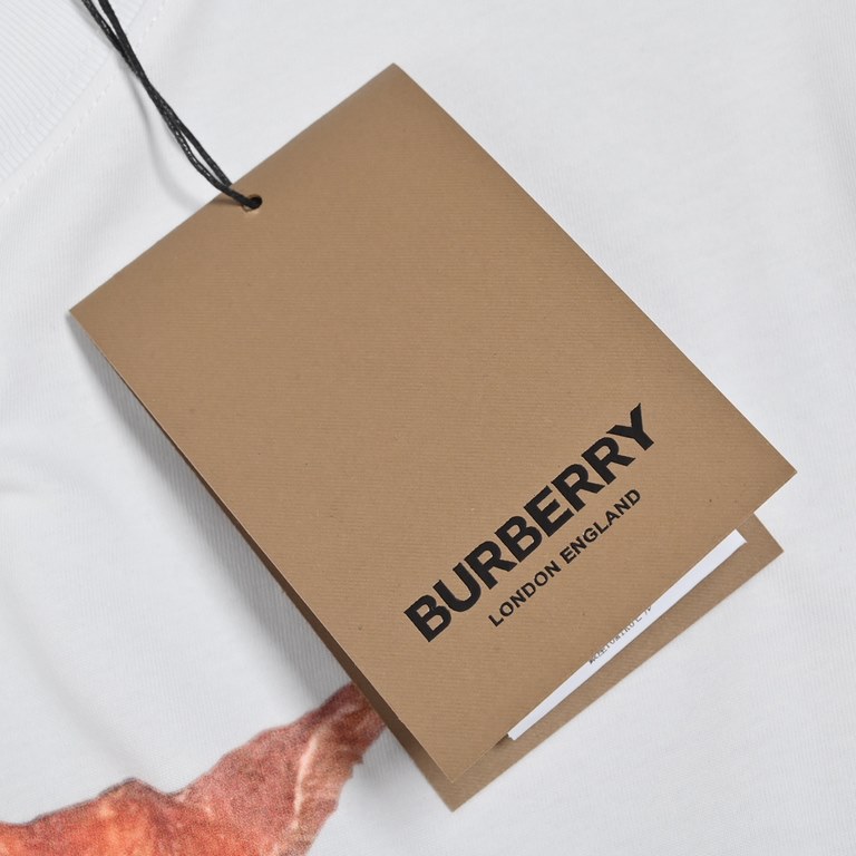 BurberryBurberry 22ss Fawn Print Short Sleeve2022SS new BBR short-sleeve T-shirt with printed fawn and small letters on the back side print, trendy and low-key simplicity. Cotton fabric texture comfortable soft and breat