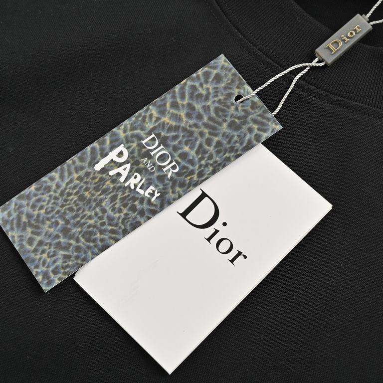 DiorDior 24ss short sleeve with embroidered silver thread lettersThe fabric is made of 32 count 300 grams double stranded selvage fabric, which is smooth to the touch and not easily deformed.The craftsmanship is made of 