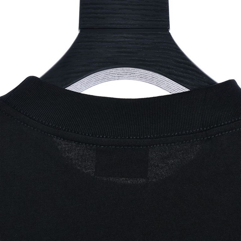 BalenciagaBalenciaga BLCG 23Fw Short Sleeve T-Shirt with Hand-Painted Large Logo on Back245g double yarn fabric. Unisex.Color Black. White.Size xs.s.m.l.