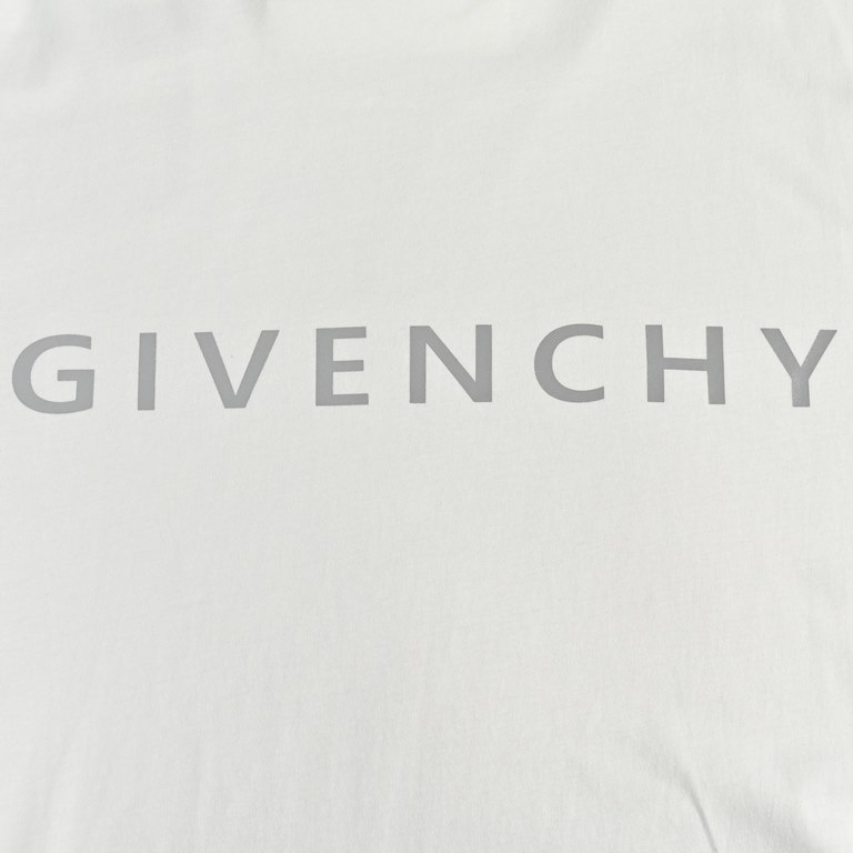 GIVENCHY Givenchy 23ss Reflective Letter Print Short SleeveMade of 50 count double stranded pima long yarn American cotton fabric, reflective letters on the chest customized according to the original 11, high temperature