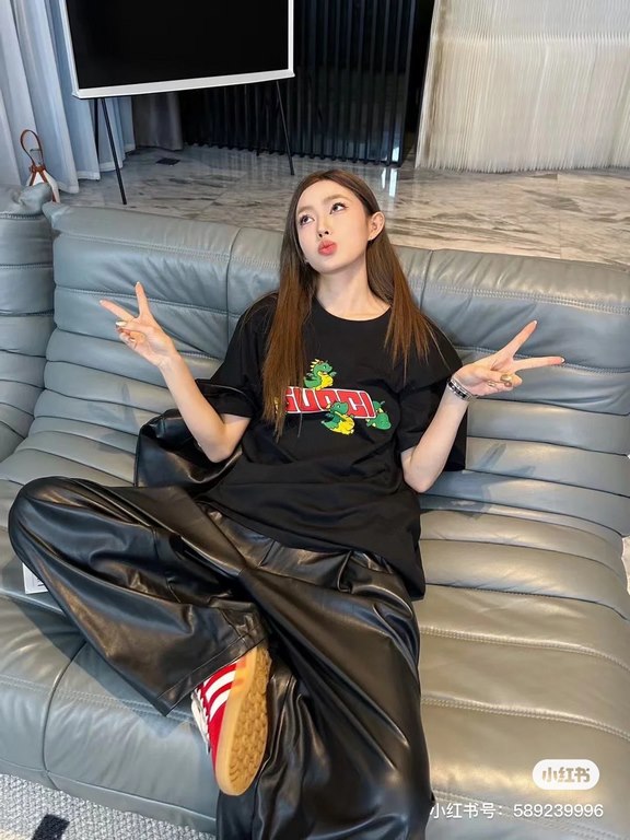 #The upper body effect#GucciSummer new, the year of the dragon limited to small dinosaurs letters logo print round neck short sleeve T-shirt, the year of the dragon as the theme of good luck, the front decorated with Guc