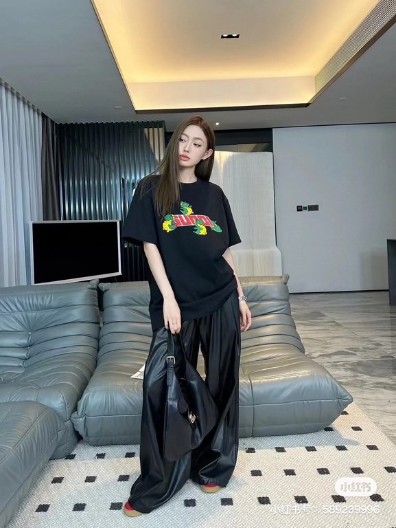 #The upper body effect#GucciSummer new, the year of the dragon limited to small dinosaurs letters logo print round neck short sleeve T-shirt, the year of the dragon as the theme of good luck, the front decorated with Guc