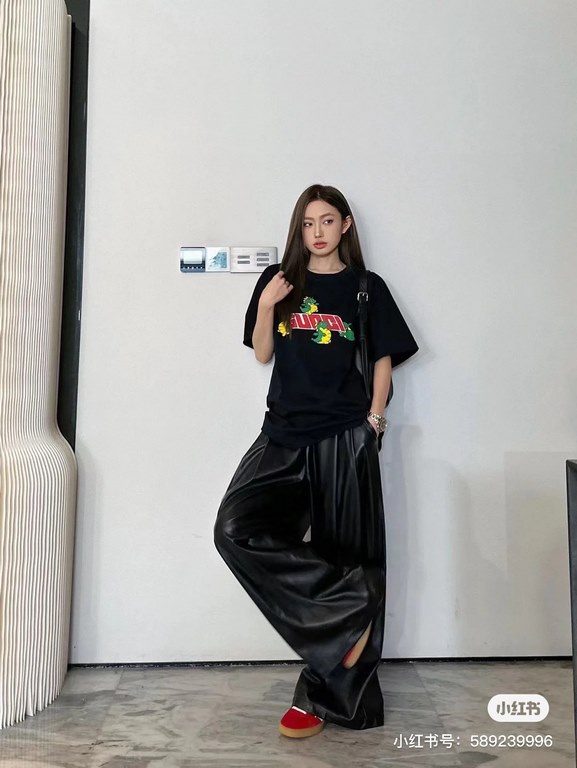 #The upper body effect#GucciSummer new, the year of the dragon limited to small dinosaurs letters logo print round neck short sleeve T-shirt, the year of the dragon as the theme of good luck, the front decorated with Guc