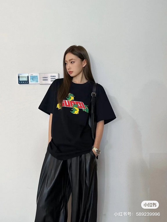 #The upper body effect#GucciSummer new, the year of the dragon limited to small dinosaurs letters logo print round neck short sleeve T-shirt, the year of the dragon as the theme of good luck, the front decorated with Guc