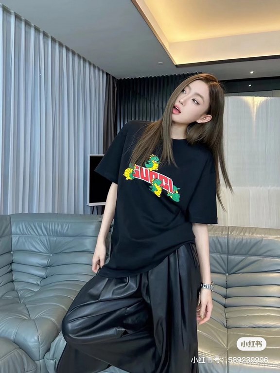 #The upper body effect#GucciSummer new, the year of the dragon limited to small dinosaurs letters logo print round neck short sleeve T-shirt, the year of the dragon as the theme of good luck, the front decorated with Guc