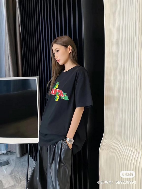 #The upper body effect#GucciSummer new, the year of the dragon limited to small dinosaurs letters logo print round neck short sleeve T-shirt, the year of the dragon as the theme of good luck, the front decorated with Guc