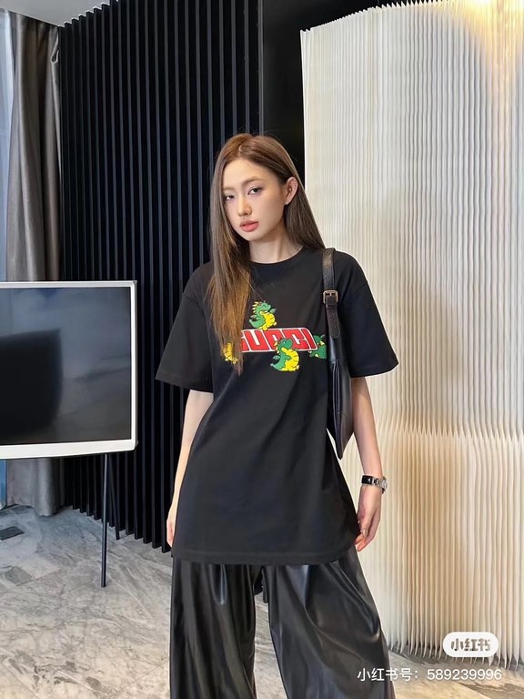 #The upper body effect#GucciSummer new, the year of the dragon limited to small dinosaurs letters logo print round neck short sleeve T-shirt, the year of the dragon as the theme of good luck, the front decorated with Guc