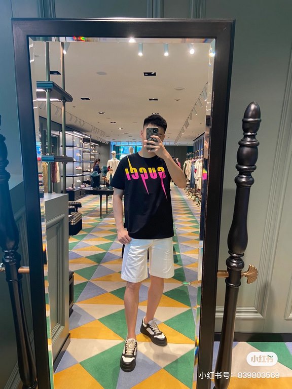 #The upper body effect#GucciSummer new, blade lightning print round neck short-sleeved T-shirt, yellow rose red with color printing models, grams 260g, feel soft and delicate and solid than the general cotton fabric, com