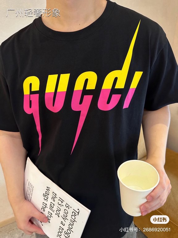 #The upper body effect#GucciSummer new, blade lightning print round neck short-sleeved T-shirt, yellow rose red with color printing models, grams 260g, feel soft and delicate and solid than the general cotton fabric, com