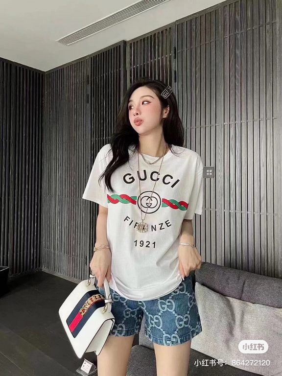 #The upper body effect#GucciSummer new, 1921 twist letters logo print round neck short sleeve T-shirt, made of customized 250G 32S double yarn long-staple cotton skin comfortable texture, full of three-dimensional, perfe