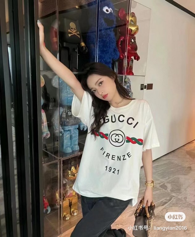 #The upper body effect#GucciSummer new, 1921 twist letters logo print round neck short sleeve T-shirt, made of customized 250G 32S double yarn long-staple cotton skin comfortable texture, full of three-dimensional, perfe