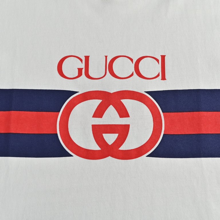 Gucci  Gucci 23ss Double G Interlocking Stripe Short SleeveDrawing inspiration from the prints of the 80s. This short-sleeve jersey cotton T-shirt features a vintage-inspired graphic that utilizes the elongated webbing f