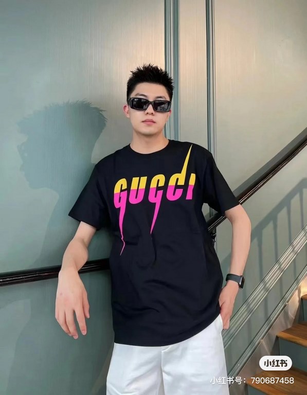 #The upper body effect#GucciSummer new, blade lightning print round neck short-sleeved T-shirt, yellow rose red with color printing models, grams 260g, feel soft and delicate and solid than the general cotton fabric, com