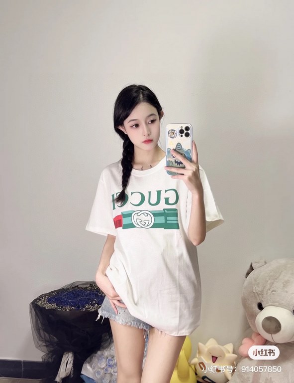 #The upper body effect#GucciSummer New G lipstick print round neck short sleeve T-shirt Heavyweight cotton fabric material High-weight with shaping effect Good moisture absorption and breathability Skin-friendly and comf