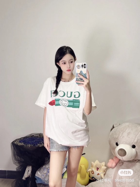 #The upper body effect#GucciSummer New G lipstick print round neck short sleeve T-shirt Heavyweight cotton fabric material High-weight with shaping effect Good moisture absorption and breathability Skin-friendly and comf