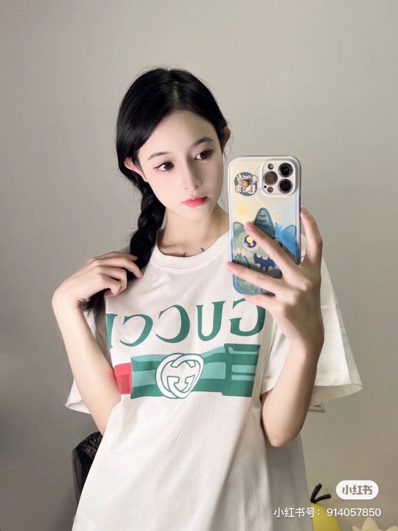 #The upper body effect#GucciSummer New G lipstick print round neck short sleeve T-shirt Heavyweight cotton fabric material High-weight with shaping effect Good moisture absorption and breathability Skin-friendly and comf