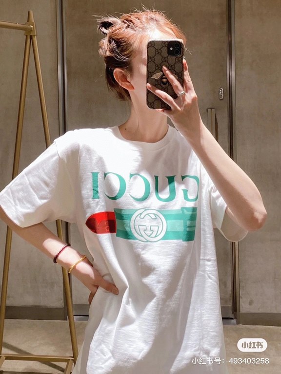 #The upper body effect#GucciSummer New G lipstick print round neck short sleeve T-shirt Heavyweight cotton fabric material High-weight with shaping effect Good moisture absorption and breathability Skin-friendly and comf