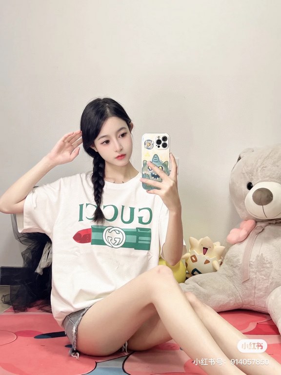 #The upper body effect#GucciSummer New G lipstick print round neck short sleeve T-shirt Heavyweight cotton fabric material High-weight with shaping effect Good moisture absorption and breathability Skin-friendly and comf