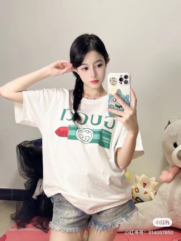 #The upper body effect#GucciSummer New G lipstick print round neck short sleeve T-shirt Heavyweight cotton fabric material High-weight with shaping effect Good moisture absorption and breathability Skin-friendly and comf