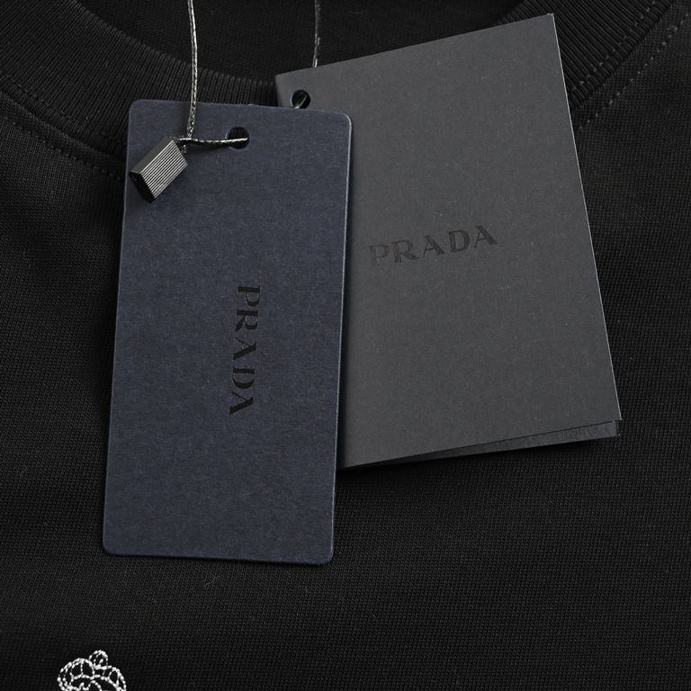 PradaPrada 24ss Flocked Letter Short SleeveCustomized fabric, printing accessories details are used one to one replica. The use of 230g cotton fabric 32 fine double cotton yarn plain, no etching dust hair art work at the