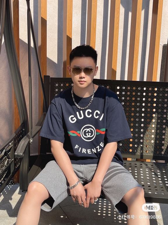 #The upper body effect#GucciSummer new, 1921 twist letters logo print round neck short sleeve T-shirt, made of customized 250G 32S double yarn long-staple cotton skin comfortable texture, full of three-dimensional, perfe