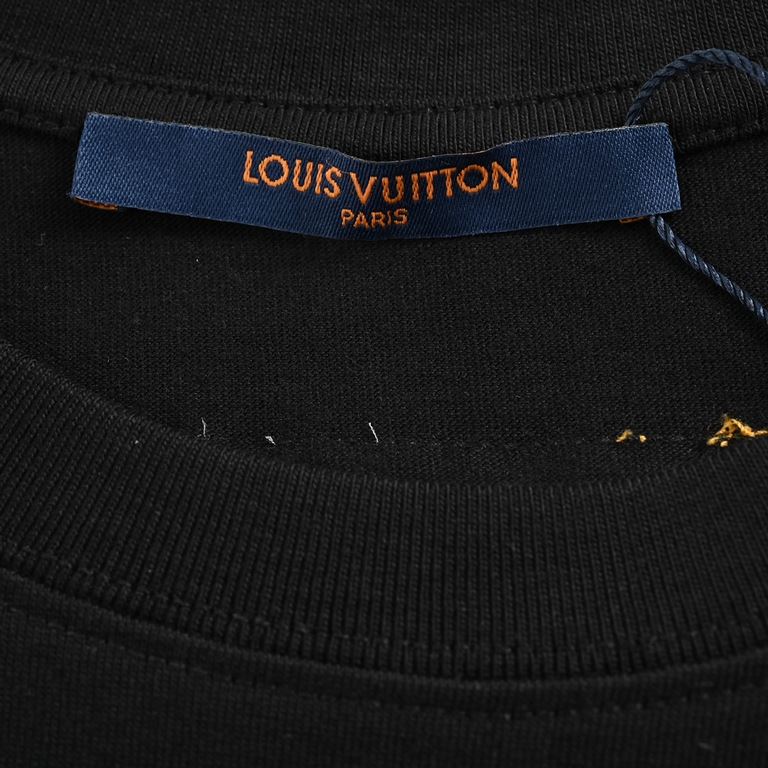 Louis VuittonLouis Vuitton 24ss Hand Painted Graffiti Large Letter Print Short SleeveSimple loose fit combined with the effect of solid colors thatNaturally highlights the premium texture, with a graffiti logo print on t