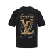 Louis VuittonLouis Vuitton 24ss Hand Painted Graffiti Large Letter Print Short SleeveSimple loose fit combined with the effect of solid colors thatNaturally highlights the premium texture, with a graffiti logo print on t