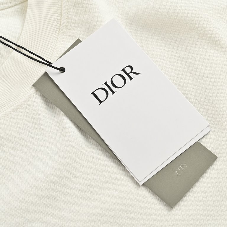 DiorDior Aged Monogram Print Short SleeveCrafted from cotton bamboo plain knit cotton, the specific fabric has been thickened compared to the summer pieces. The chest is adorned with a Christian Dior Couture print for an