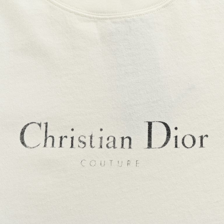 DiorDior Aged Monogram Print Short SleeveCrafted from cotton bamboo plain knit cotton, the specific fabric has been thickened compared to the summer pieces. The chest is adorned with a Christian Dior Couture print for an