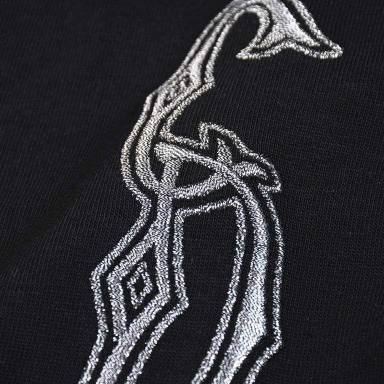 DiorCD silver thread embroidery short-sleeved T-shirtThe fabric is made of 32 count 300 grams of double-stranded selvage fabric, which is smooth and not easily deformed.The craft uses Tajima embroidery with a precision o