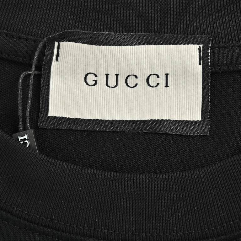 GucciGucci 24ss sketch letters logo print short sleeveGucci new pencil sketch pattern print short sleeve, 280 grams of double yarn fabric, feel super soft and comfortable, the upper body is quite strong and not laquan, t